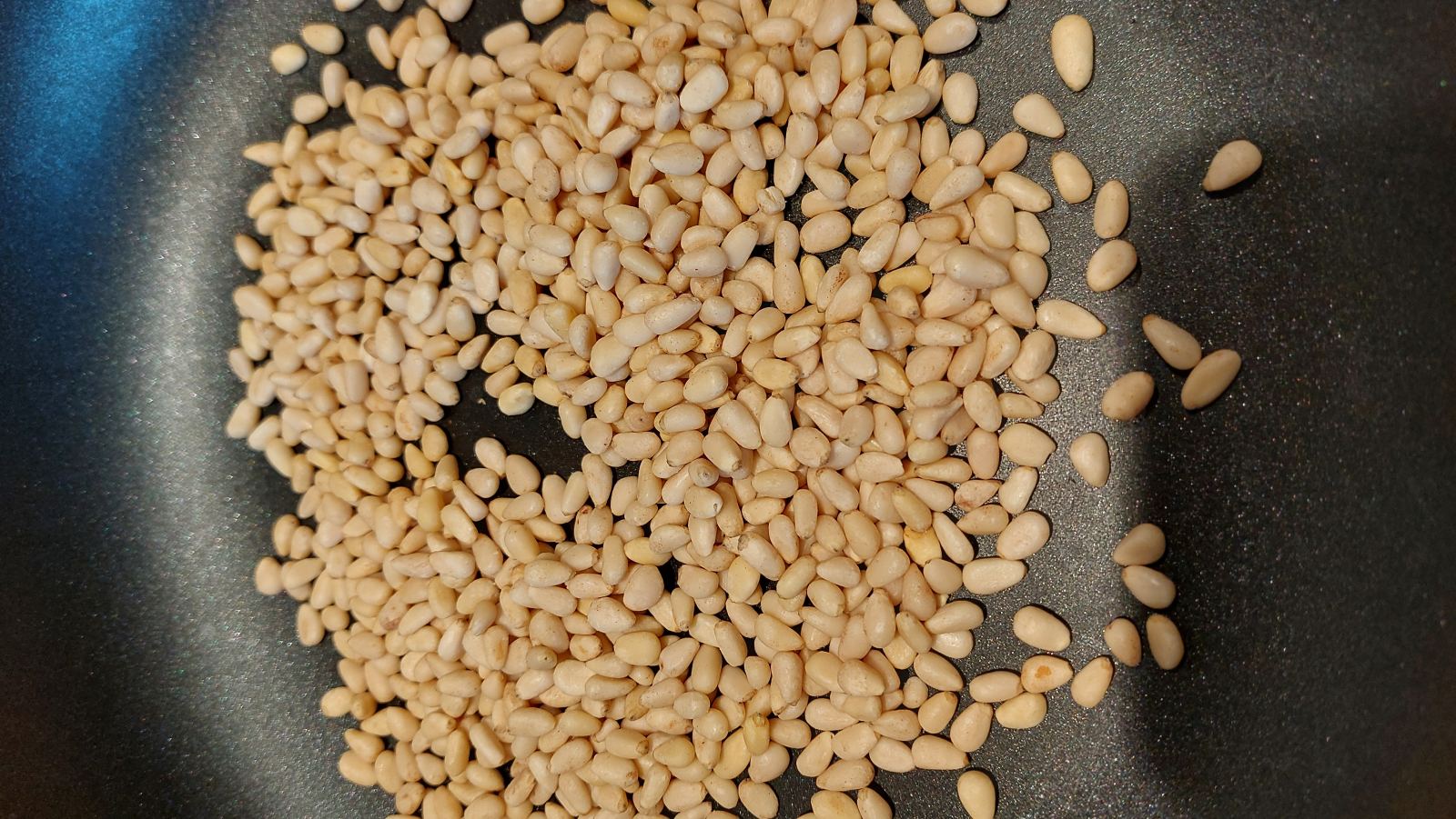 Bazsalikom pesto (tejmentesen)